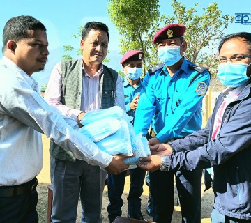 व्यवसायी बोहराद्धारा सल्ले विमानस्थल सुरक्षा पोष्टलाई मास्क हस्तान्तरण 